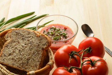 Domates sosu cam kase, taze ekmek, ahşap masa, üzerine soğan sosu malzemeler için ev yapımı Vejetaryen yiyecekler