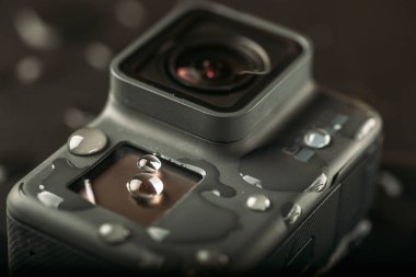 Rusya, Moskova - 3 Şubat 2018: Gopro Hero 6 eylem kamera su siyah arka plan üzerine bırakır. Su geçirmez kamera gövdesi ve modern HD video formatları olan