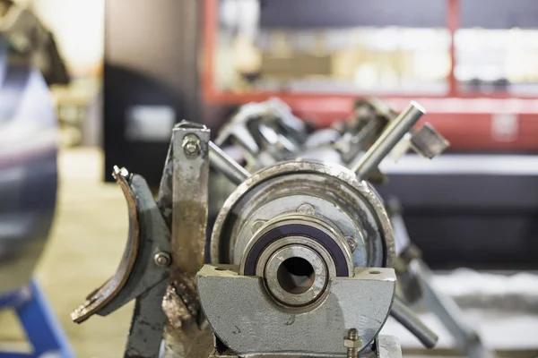 Alat peralatan mesin di pabrik konstruksi logam dan besi — Stok Foto