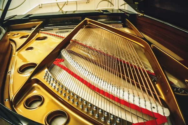 Mecanismo de piano dentro. Cuerdas de piano — Foto de Stock