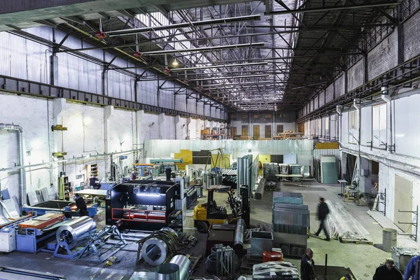 Bengkel industri atau hangar pada produksi sistem ventilasi. Latar belakang abstrak pabrik logam dengan banyak peralatan dan mesin — Stok Foto