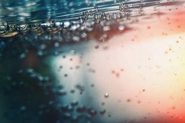 Sıcak güneş ışığı, mavi su kabarcıkları soyut Sualtı çekim, sıvı arka plan bulanık