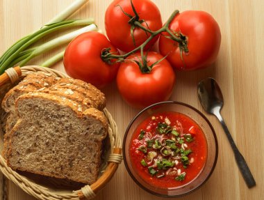 Domates sosu cam kase, taze ekmek, ahşap masa, üzerine soğan sosu malzemeler için ev yapımı sebzeli yemekler, üstten görünüm