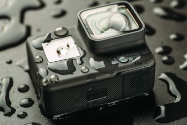 Rusya, Moskova - 3 Şubat 2018: Gopro Hero 6 eylem kamera su siyah arka plan üzerine bırakır. Su geçirmez kamera gövdesi ve modern HD video formatları olan