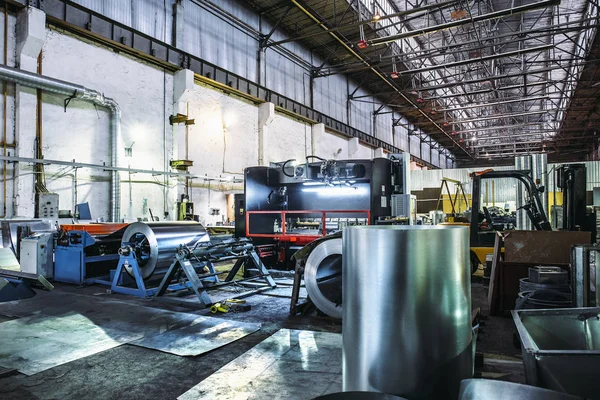 Taller industrial o hangar sobre producción de sistemas de ventilación. Fondo abstracto de fábrica de metalurgia con muchos equipos y maquinaria — Foto de Stock