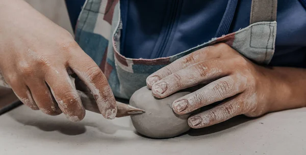 Oleiro feminino trabalha com argila, mãos artesão de perto — Fotografia de Stock