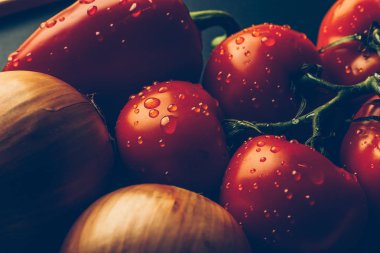 Damla su, altın soğan, biber, taze ıslak domates