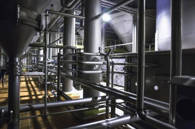 Modern bira fabrikası, bira kavramı. Bira üretimi için çelik tanklar. Endüstriyel arka plan