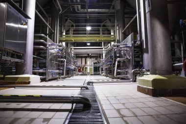 Modern bira fabrikası, bira kavramı. Bira üretimi için çelik tanklar. Endüstriyel arka plan