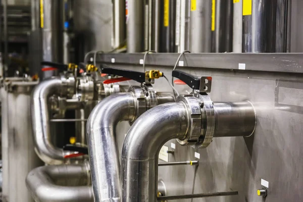 Tubos de acero en la fábrica de cerveza moderna, concepto de fábrica de cerveza. Tanques de acero para la producción de cerveza. Contexto industrial —  Fotos de Stock