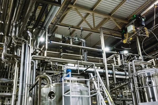 Fábrica de cerveza moderna, concepto de cervecería. Tanques de acero para la producción de cerveza. Contexto industrial —  Fotos de Stock