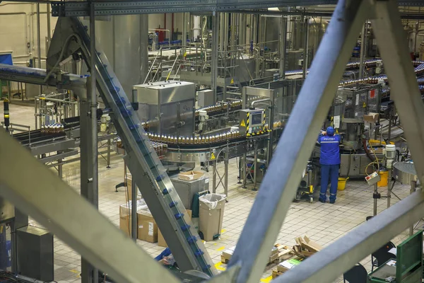 Voronezh, Rusia - CIRCA Febrero 2018: la planta cervecera jalá en Voronezh, jalá es una de las empresas más grandes de Rusia. Botellas de cerveza de vidrio moviéndose en el transportador — Foto de Stock
