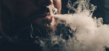 E-sıvı ile adam vaping e-sigara. Vape kavramı