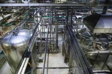 Bira üretim, çelik Tanklar, borular ve modern bira fabrikası'nda makine ile atölye çalışması