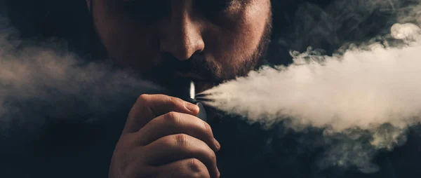 Ember vaping e betű-cigaretta, e-folyadék, exhales, nagy felhők a gőz csöpögő Rda porlasztó — Stock Fotó