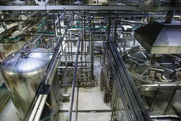 Producción cervecera, taller con tanques de acero, tuberías y maquinaria en la fábrica de cerveza moderna — Foto de Stock