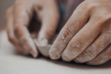 Bayan potter kil ile inşaat, usta yakın eller yukarı, kneads ve kil işe gitmeden önce nemlendirir