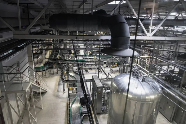 Producción cervecera, taller con tanques de acero, tuberías y maquinaria en la fábrica de cerveza moderna —  Fotos de Stock