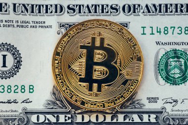 Cryptocurrency altın bitcoin para Amerikan Doları banknot yukarıda. Kripto para birimi için kavramsal görüntü