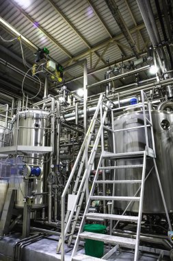 Modern bira fabrikası, bira üretim, paslanmaz çelik ekipman: boru hattı, makineleri, tanklar, fıçılar, Fermantasyon kapları