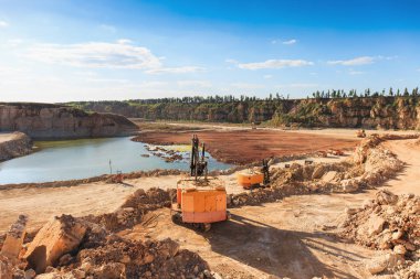Açık döküm madencilik kum ocağı ekskavatör ve diğer makine çalışma, çukur, çakıl, mineraller ve cevheri sanayi üretimi ile