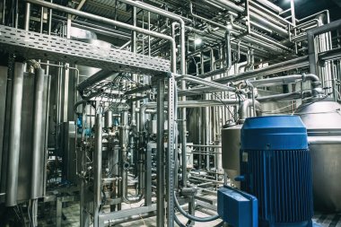 Modern bira fabrikası iç. Çelik Tanklar veya filtrasyon bira, boru hatları ve diğer bitki atölye ekipmanları aracında fıçılar