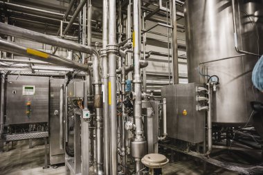 Modern bira fabrikası iç. Çelik Tanklar veya filtrasyon bira, boru hatları ve diğer bitki atölye ekipmanları aracında fıçılar
