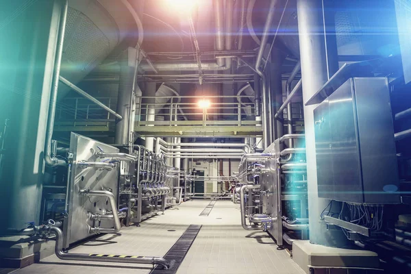 Moderne brouwerij fabriek interieur. Stalen tanks of vaten voor filtratie bier, pijp lijnen en andere apparatuur-tool — Stockfoto