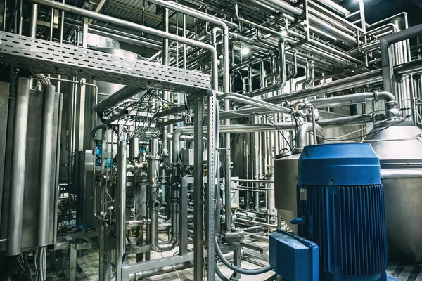 Moderne brouwerij fabriek interieur. Stalen tanks of vaten voor filtratie bier, pijp lijnen en andere apparatuur tool in plant werkplaats — Stockfoto