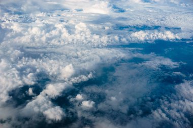 Kabarık beyaz bulutlar ve mavi atmosfer, doğa manzarası peyzaj cennet, uçaktan görüntülemek