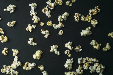 Siyah arka plan, soyut üzerinde patlamış mısır snack arka plan