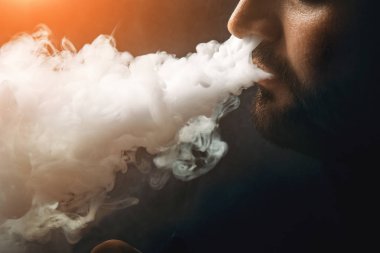 Dostum vape e-sigara ile e-sıvı, yakın çekim, buhar ya da buhar büyük bulutu nefes. Vaping kavramı
