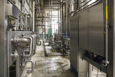 Modern bira fabrikası iç. Çelik Tanklar veya filtrasyon bira, boru hatları ve diğer bitki atölye ekipmanları aracında fıçılar