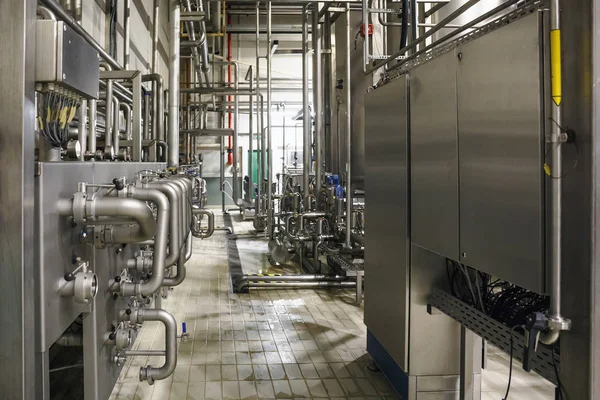 Moderne brouwerij fabriek interieur. Stalen tanks of vaten voor filtratie bier, pijp lijnen en andere apparatuur tool in plant werkplaats — Stockfoto