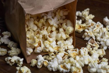 Taze patlamış mısır ve kağıt paket