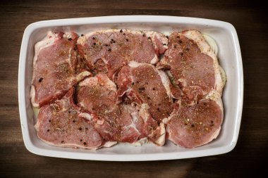 Çiğ et, sığır eti biftek koyu arka planda, üstten görünüm