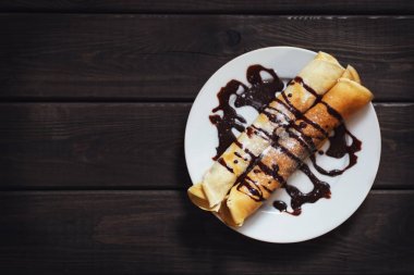 Ev yapımı kek karanlık rustik ahşap arka plan kopya alanı üzerinde plaka üzerinde çikolata sosu ile Üstten Görünüm