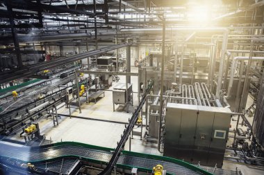 Bira Fabrikası'nda modern bira üretim hattı. Çelik Tanklar, ekipman, boru hatları ve filtrasyon sistemi