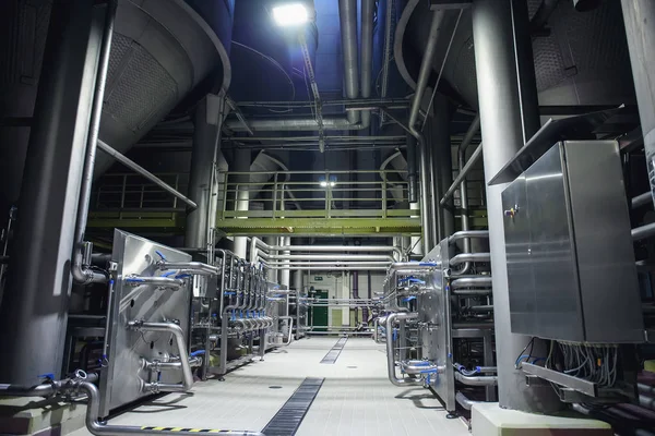 Equipo cervecero de acero inoxidable: grandes depósitos o tanques y tuberías en la fábrica de cerveza moderna. Concepto de producción cervecera — Foto de Stock