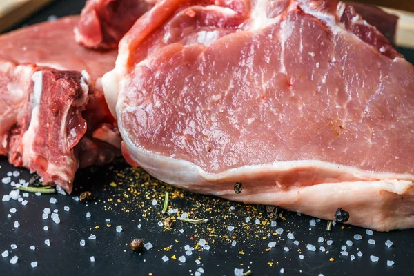 Carne cruda, filetes de res sobre fondo oscuro, vista superior — Foto de Stock