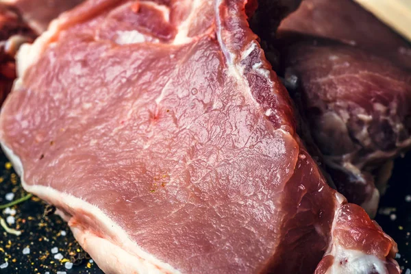 Carne cruda, filetes de res sobre fondo oscuro, vista superior — Foto de Stock