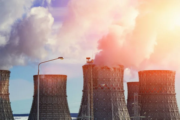 Central nuclear, nubes de humo espeso de torres de refrigeración o chimeneas, concepto de energía nuclear atómica —  Fotos de Stock