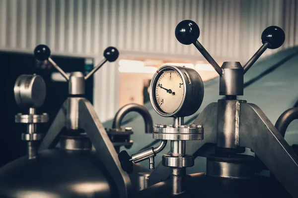 Manometer am Stahltank in moderner Brauereifabrik — Stockfoto