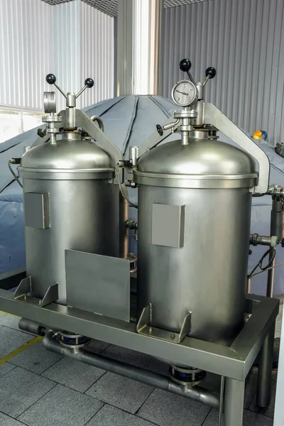 Stahltanks mit Manometern und Zutaten in der Brauereifabrik, industrielle Bierproduktion — Stockfoto