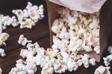 Taze patlamış mısır ve kağıt paket