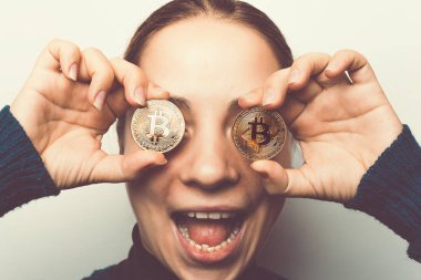 Altın Bitcoin paralar - cryptocurrency, yeni sanal para sembolü gülümseyen kız mutlu tutar