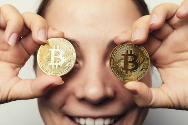 Altın Bitcoin paralar - cryptocurrency, yeni sanal para sembolü gülümseyen kız mutlu tutar