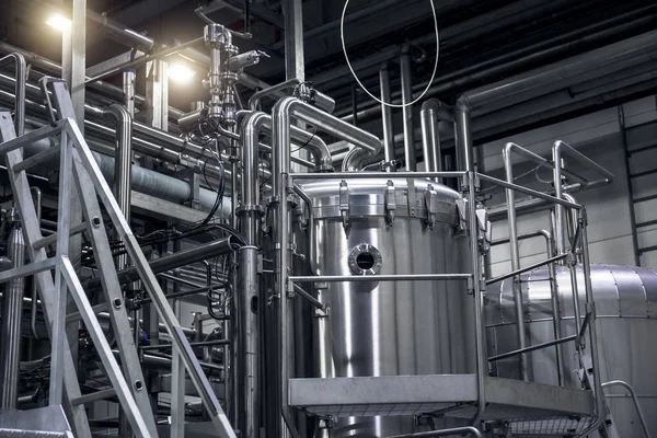 Fábrica de cerveza moderna, cervecería. Tanques y tuberías de acero para la producción de cerveza. Contexto industrial —  Fotos de Stock