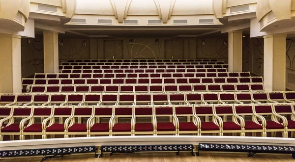 Interior de salón enorme vacío con filas de sillas rojas — Foto de Stock