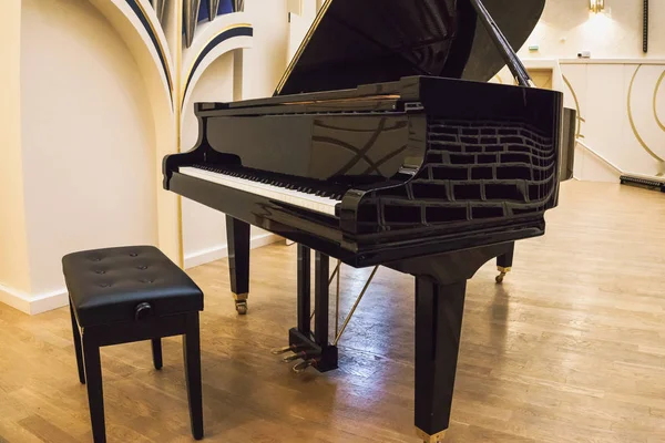 Negro piano de cola en la escena vacía del conservatorio — Foto de Stock